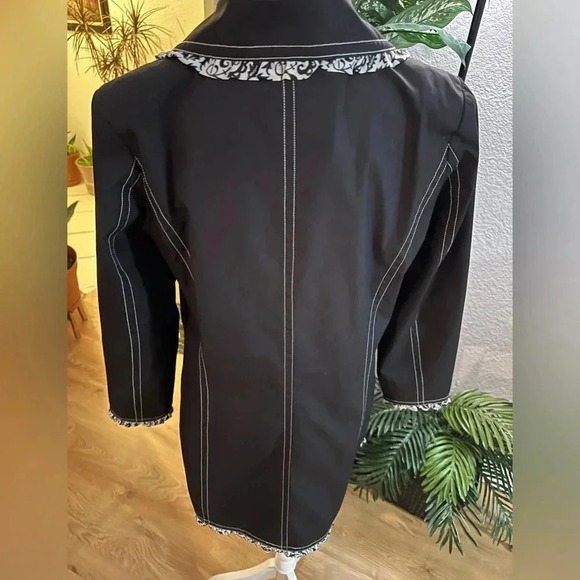 Dennis by Dennis Basso white/black ruffled hem coat W’s size S - Picture 5 of 12